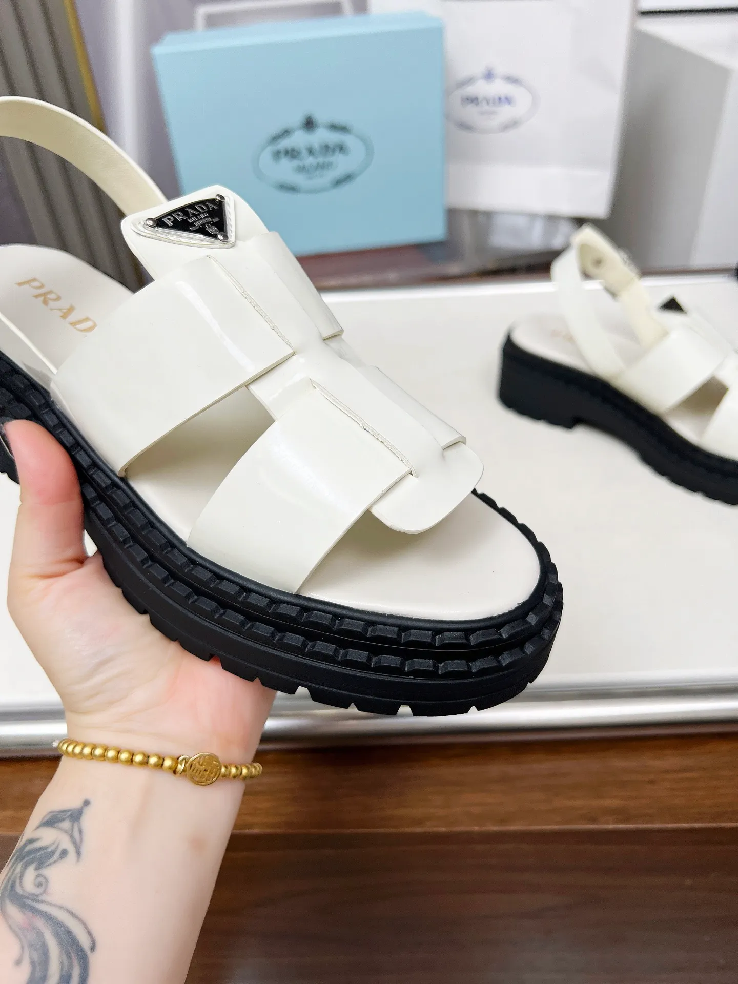 👟👟Ex-factory price 420👟👟 PRADA/Prada 25ss new spring and summer sandals. The simple design is probably the most popular thing about it. It is not the kind that is found on the street. It has its own brand personality. The fabric is made of calfskin and the lining is mixed sheepskin. Heel height: 4.5cm Size: #35-41 (35 41 custom-made is not returnable)